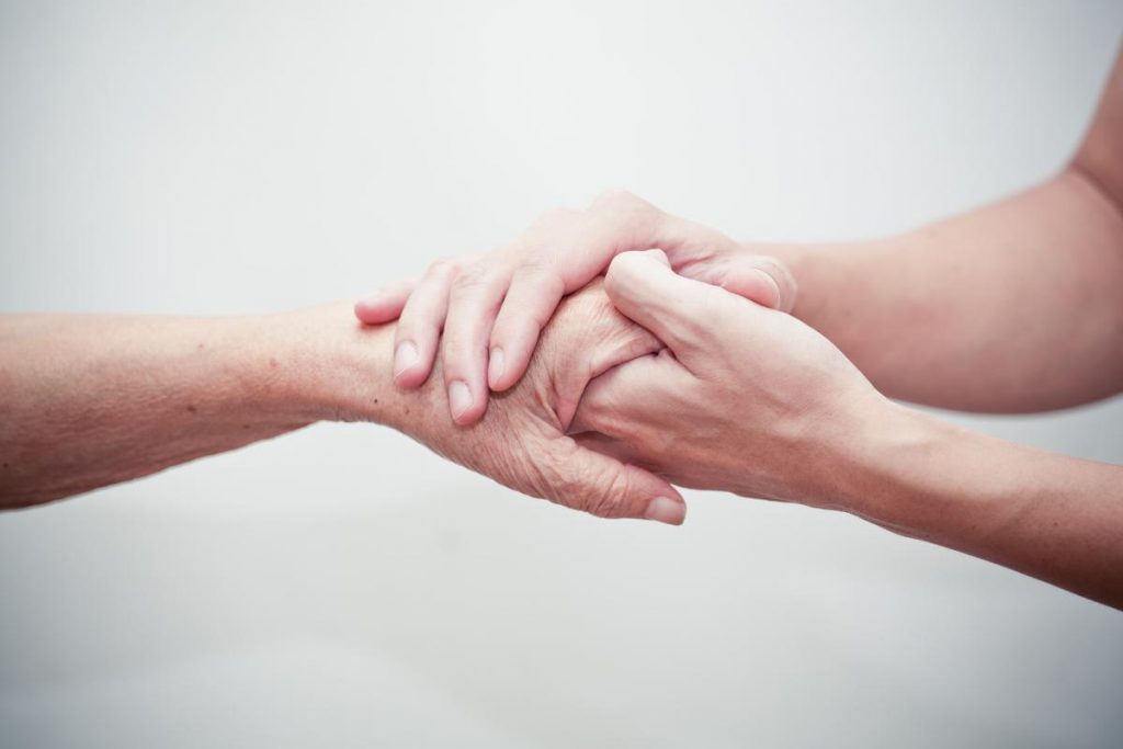 omissão de socorro: duas mãos juntas