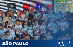 Foto: alunos e professores aparecem ao lado do prefeito Ricardo Nunes e do artista Carlinhos Brown em lançamento de livro